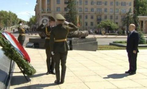 Владимир Путин возложил венок к монументу Победы в Минске