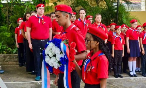 На торжественной линейке в Анголе подняли Знамя Победы!