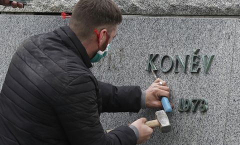 В Праге снесли пьедестал памятника маршалу Коневу
