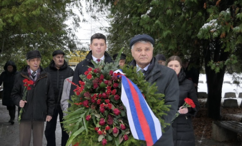 В Эстонии прошла мемориальная церемония у памятника Воину-Освободителю на таллинском Военном кладбище