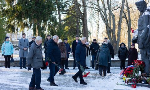 На Таллинском военном кладбище состоялась церемония возложения цветов к памятнику Воину-освободителю