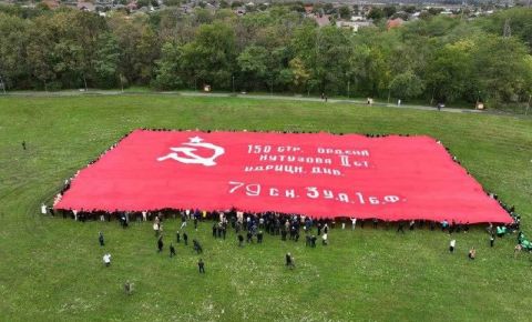 В Ингушетии развернули самое большое Знамя Победы в мире