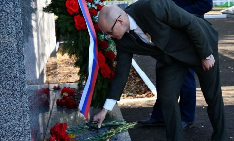 Российские дипломаты возложили цветы к Вечному огню в городе Лоеве