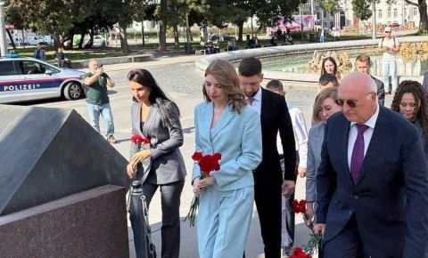 К монументу Советскому воину-освободителю на площади Schwarzenbergplatz возложили цветы