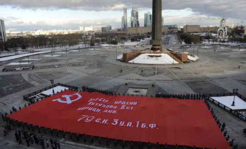 У Музея Победы развернут огромную копию Знамени Победы