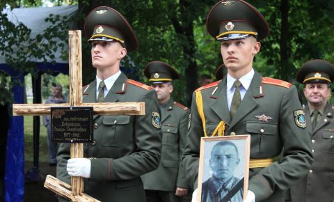 В Белоруссии прошла церемония захоронения останков летчика погибшего в воздушном бою на Кубани