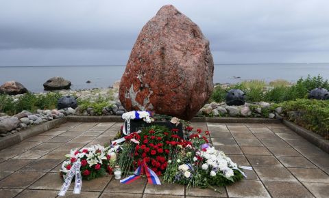 В Эстонии возложили цветы к монументу на мысе Юминда