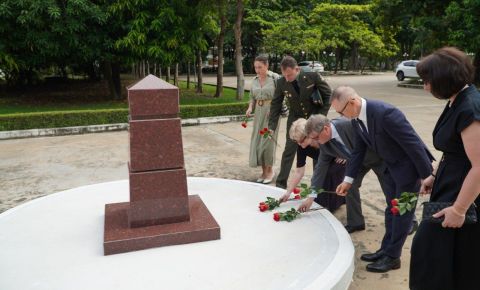 В Камбодже почтили минутой молчания память защитников Отечества