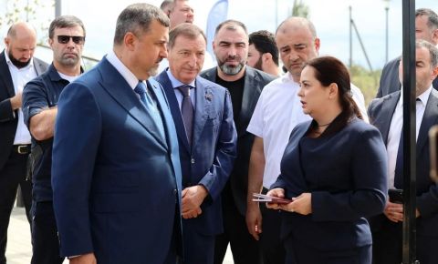 На форуме «Каспий» Наталья Шадрина представила главе Дагестана проекты «Бессмертного Полка России»