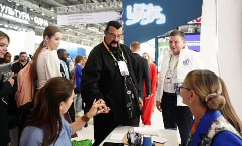 Стивен Сигал — на стенде Россотрудничества «Россия с тобой»