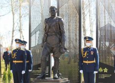 Памятник Герою Советского Союза Михаилу Девятаеву открыт в поселке Торбеево