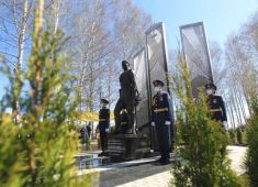Памятник Герою Советского Союза Михаилу Девятаеву открыт в поселке Торбеево