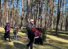 В Латвии возложили цветы и венки на «Саласпилсском мемориальном комплексе»