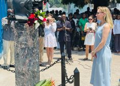 В Республике Конго прошла церемония возложения цветов у памятника Юрию Гагарину