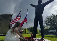 В Хьюстоне прошла мемориальная церемония у памятника Юрию Гагарину