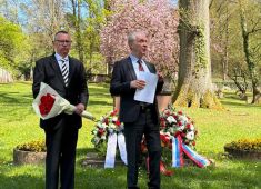 В Баден-Бадене, на советском военном мемориале на кладбище Лихтенталь прошла траурная церемония