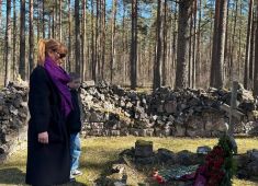 В Латвии возложили цветы и венки на «Саласпилсском мемориальном комплексе»