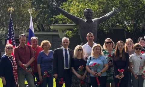 В Хьюстоне прошла мемориальная церемония у памятника Юрию Гагарину