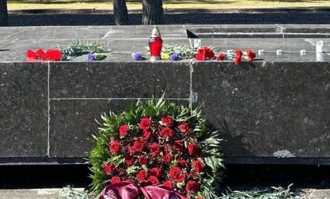 В Латвии возложили цветы и венки на «Саласпилсском мемориальном комплексе»