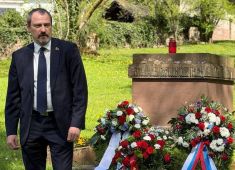 В Баден-Бадене, на советском военном мемориале на кладбище Лихтенталь прошла траурная церемония