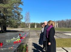 В Латвии возложили цветы и венки на «Саласпилсском мемориальном комплексе»