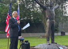 В Хьюстоне прошла мемориальная церемония у памятника Юрию Гагарину