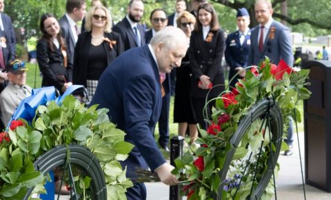 У мемориала «Дух Эльбы» на Арлингтонском национальном кладбище прошла мемориальная церемония