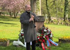 В Баден-Бадене, на советском военном мемориале на кладбище Лихтенталь прошла траурная церемония