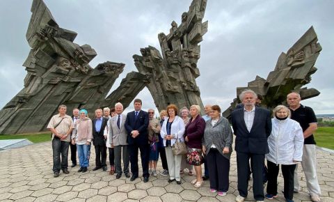 Возложение венков на главном воинском кладбище города Каунаса