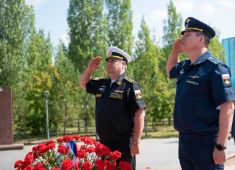 В столице Казахстана прошла торжественная церемония возложения цветов к памятнику генералу И.Панфилову
