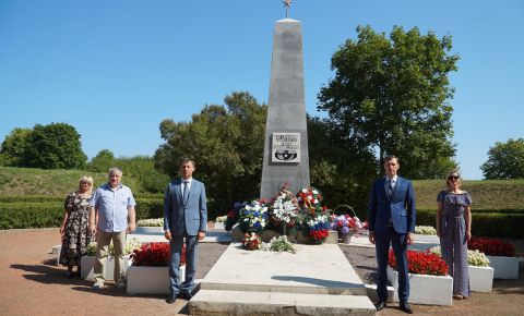 В Нарве прошла мемориальная церемония поминовения красноармейцев, погибших при освобождении города
