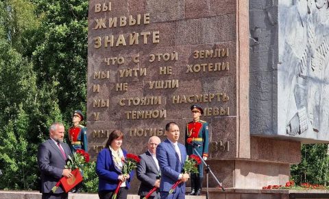 Генконсулы более пятнадцати стран возложили цветы у монумента «Рубежный камень»
