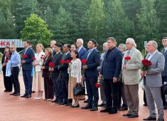 Генконсулы более пятнадцати стран возложили цветы у монумента «Рубежный камень»