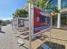 В центре Симферополя открылась фотовыставка, посвящённая лидеру Кубинской революции