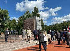 Генконсулы более пятнадцати стран возложили цветы у монумента «Рубежный камень»