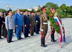 В Пхеньяне прошло возложение венков и цветов на кладбище советских воинов