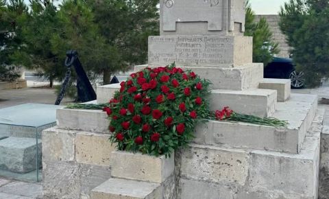В Баку прошла церемония возложения цветов к памятнику морякам парохода «Куба»