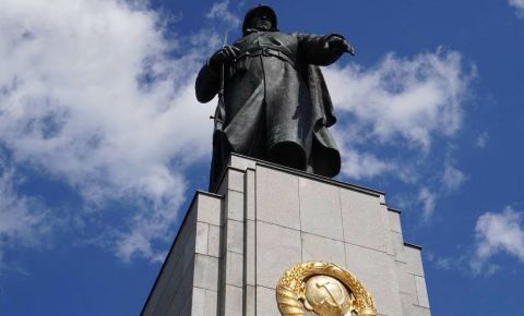 По случаю Дня офицеров России, в парке Тиргартен прошла церемония возложения цветов к мемориалу павшим советским воинам