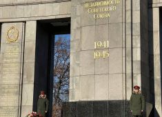 В Берлине прошла церемония возложения венков на советском мемориале в Тиргартене
