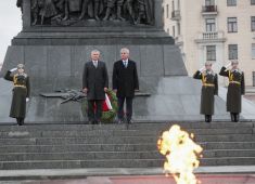 Церемония возложения цветов к монументу Победы в Минске