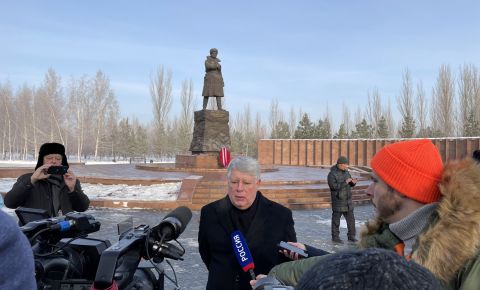 Посол России в Казахстане возложил венок к памятнику генералу Ивану Панфилову