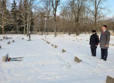 Дипломаты возложили цветы к могилам неизвестных советских воинов, погибших при обороне Таллина