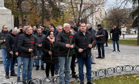 Российские соотечественники Ниша возложили цветы к памятникам павшим советским офицерам в центре города