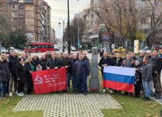 Российские соотечественники Ниша возложили цветы к памятникам павшим советским офицерам в центре города