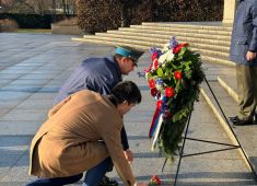 В Берлине на советском воинском мемориале в Тиргартене прошли мемориальные мероприятия