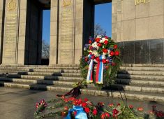 В Берлине на советском воинском мемориале в Тиргартене прошли мемориальные мероприятия