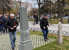 Российские соотечественники Ниша возложили цветы к памятникам павшим советским офицерам в центре города