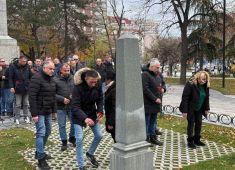 Российские соотечественники Ниша возложили цветы к памятникам павшим советским офицерам в центре города