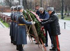 «Бессмертный Полк России» провел традиционную церемонию возложения цветов к Могиле Неизвестного Солдата