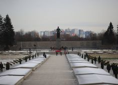 На Пискаревском кладбище прошли мемориальные мероприятия, посвященные 76-й годовщине освобождения Ленинграда